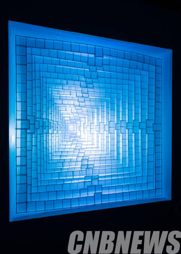 전가영, '소금결정'. LED, Korean paper, 200x200x200cm, 2013.