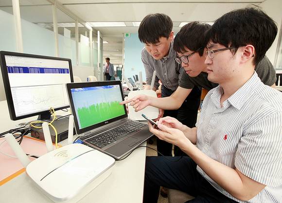 SK텔레콤 직원들이 ‘2FA 기가 와이파이’를 테스트하고 있다(사진 제공: SK텔레콤)