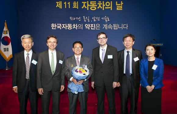 제11회 자동차의 날을 맞아 대통령 표창을 수상한 르노삼성자동차 권상순 이사가 기념촬영을 하고 있다(사진 제공: 르노삼성자동차)