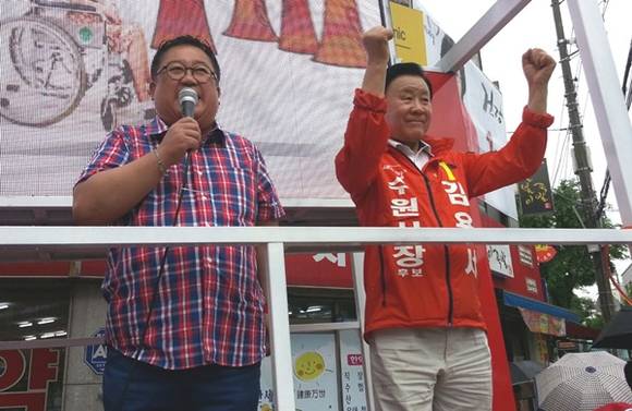 6·4지방선거 공식선거운동 마지막날인 3일 오전 수원시 팔달구 화서오거리에서 김용서 새누리당 수원시장 후보가 선거운동을 펼친 가운데 '영원한 뽀식이' 방송인 이용식씨가 함께 해 김 후보의 지지를 호소하고 있다. (사진 김용서 수원시장 후보 선거사무소 제공)