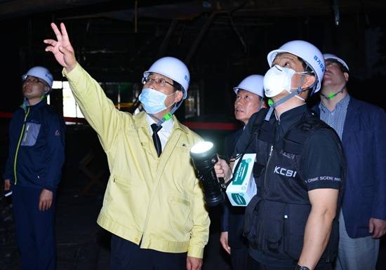 최성 고양시장이 당선 후 5일 즉시 업무에 복귀해 고양종합터미널 화재 현장을 찾아 수습 대책을 마련하고 있다.