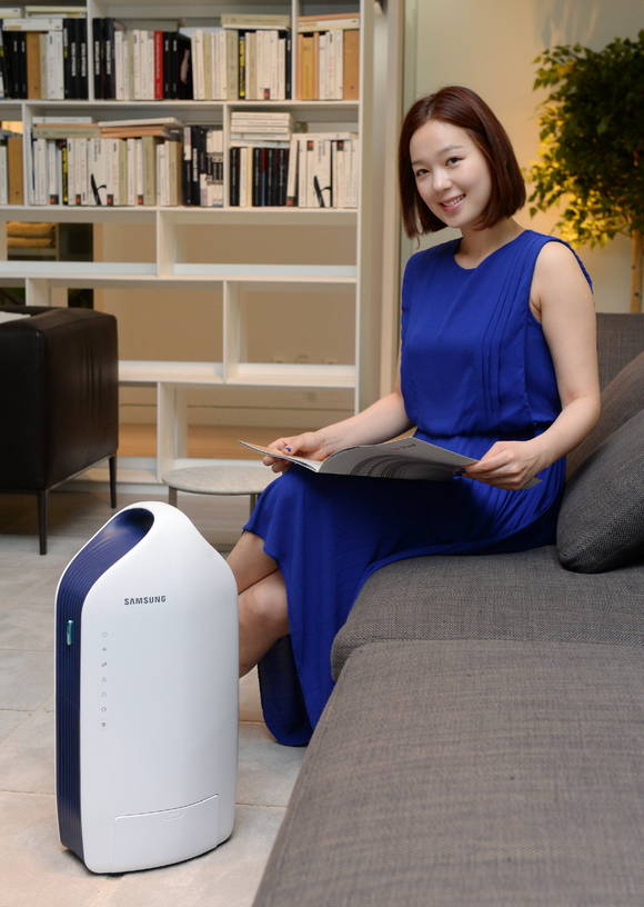 삼성전자 모델이 실내 어디서나 시원한 바람을 간편하게 즐길 수 있는 소형 냉방기기 ‘포터블쿨러 쿨프레소’를 선보이고 있다(사진 제공: 삼성전자)