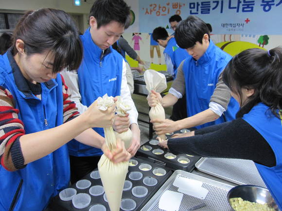 현대상선 직원들이 서울 중구 대한적십자사 봉사관에서 ‘사랑의 빵 만들기’ 나눔 봉사를 하고 있다(사진 제공: 현대그룹)