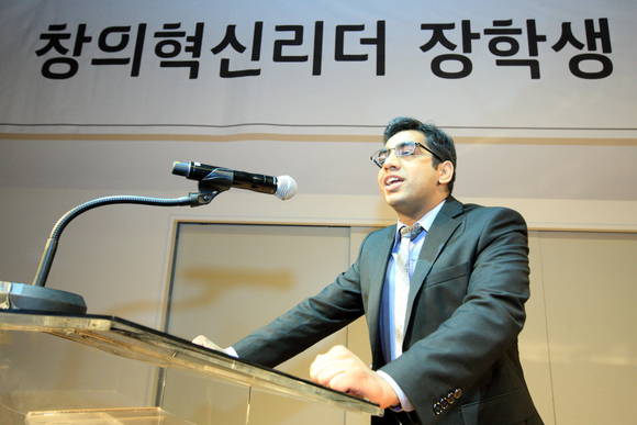 KT그룹희망나눔재단이 10일 광화문 올레스퀘어에서 전국 310여 명의 IT전공 대학생 및 서울시 외국인 유학생 자원봉사단 대학생에게 ‘창의혁신리더 장학금’ 수여식을 개최했다. 사진은 아만 울라(상명대 국어교육학과) 장학생 대표가 소감을 발표하는 모습(사진 제공: KT)