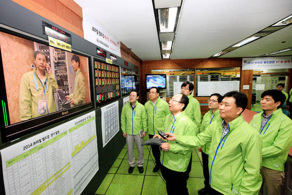 KT 국제통신운용센터 직원들이 브라질 현지에 파견된 기술진과 품질테스트를 진행하고 있다(사진 제공: KT)