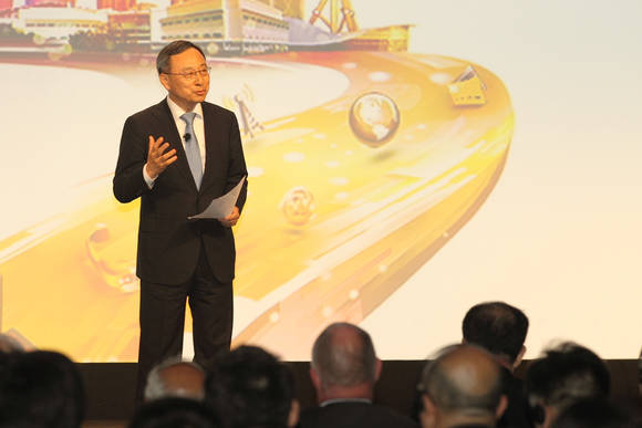 KT 황창규 회장이 11일 중국 상하이 MAE 2014에서 기조연설을 하고 있다(사진 제공: KT)