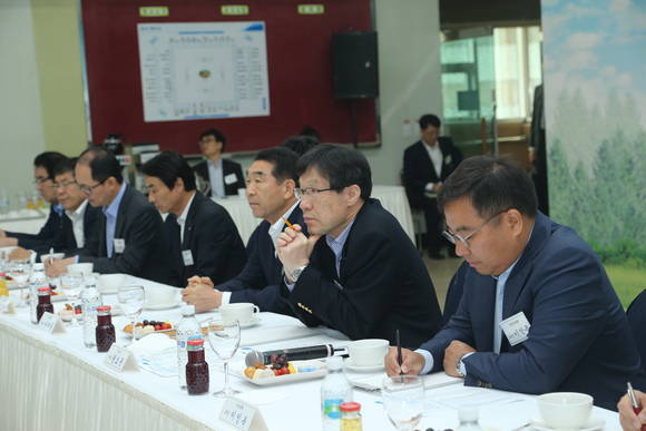 포스코 권오준 회장은 10일 포항 조선내화 사옥을 방문하여 공급사 대표들과 함께 열린토론회를 열고 공급사들의 애로사항 경청과 개선 아이디어를 함께 논의했다(사진 제공: 포스코)