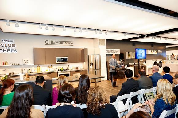 삼성전자가 11일(현지 시간) 미국 뉴욕 맨해튼 미트패킹에서 혁신적인 생활가전을 통한 새로운 삶의 모습을 제안하는 '삼성 리빙 아틀리에 행사를 열고 셰프 컬렉션 풀 라인업 출시를 발표하고 있다(사진 제공: 삼성전자)