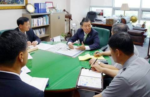 황진하 국회의원(파주시 을)이 관계자들과 군의 각종 규제 완화와 관련 회의를 하고 있다.