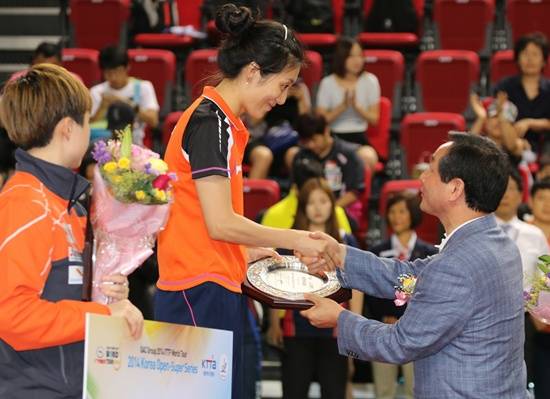 유정복 인천시장 당선자가 국제탁구대회서 시상하고 있다.