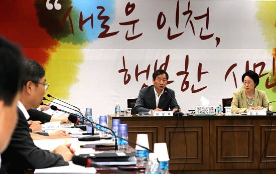 16일 유정복 인천광역시장 당선인이 인천교통공사 3층 종합상황실에서 '재정운영분야' 업무보고를 받고 있다.