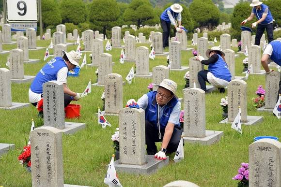 효성나눔봉사단원들이 17일 국립서울현충원에서 묘역 단장 활동을 하고 있다(사진 제공: 효성)