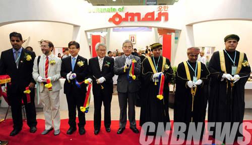 18일 서울 강남구 코엑스에서 세계 각국의 출판산업과 문화를 공유, 세계 출판문화 동향을 한자리에서 볼 수 있는 ‘2014 서울국제도서전 개막식’이 책으로 만나는 세상. 책으로 꿈꾸는 미래’라는 주제로 열렸다.이날 함께한 유진룡 문체부 장관이 개막식 테이프 커팅을 하고 있다.(사진=문체부)