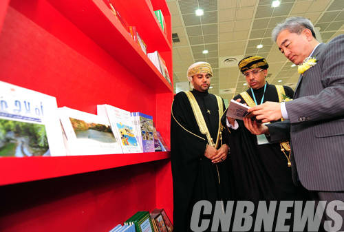 18일 서울 강남구 코엑스에서 세계 각국의 출판산업과 문화를 공유, 세계 출판문화 동향을 한자리에서 볼 수 있는 ‘2014 서울국제도서전 개막식’이 책으로 만나는 세상. 책으로 꿈꾸는 미래’라는 주제로 열렸다. 이날 유진룡 문화체육관광부 장관이 주빈국인 오만의 압둘무님 알하사니 정보부 장관과 함께 오만 전시장을 둘러보고 있다.(사진=문체부)