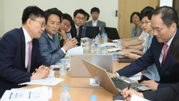 칸막이 보고를 없애고 토론형식의 미래경기 발전계획을 세우기 위해 남 당선인을 비롯한 참석자 모두가 집중하고 있다.(사진=혁신위원회 제공)