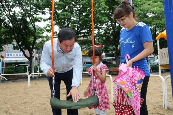유정복 당선인이 '승아맘'을 찾아 노후화된 놀이터 민원을 듣고 해결책을 마련하고 있다.
