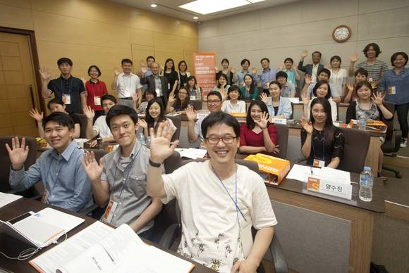 동대문구 회기동에 위치한 KAIST 경영대학 강의실에서 ‘KAIST 사회적기업 경영전문가 과정’에 참가한 수강생들이 첫 수업을 준비하며 환하게 웃고 있다(사진 제공: 한화그룹)