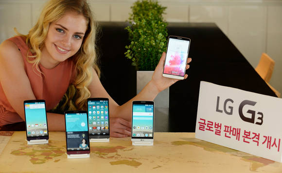 여의도 LG 트윈타워에서 한 외국인 모델이 LG G3를 들고 포즈를 취하고 있다(사진 제공: LG전자)