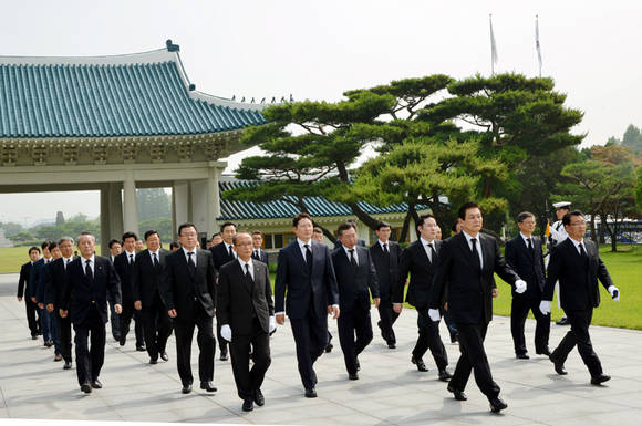 이상운 부회장(맨 앞줄 왼쪽), 조현준 사장(두번째 줄 왼쪽에서 두번째), 조현상 부사장(두번째 줄 오른쪽에서 두번쨰) 및 주요경영진 43명이 금일 국립서울현충원 현충탑에서 순국선열 및 호국영령을 기리기 위한 참배를 진행했다(사진 제공: 효성)