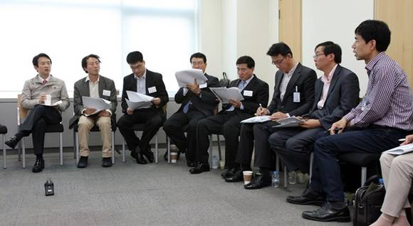 남 당선인이 각 부처별 보고를 받으며 재정여건에 맞는 현실성 있는 플랜을 주문하고 있다.(사진=혁신위원회 제공)