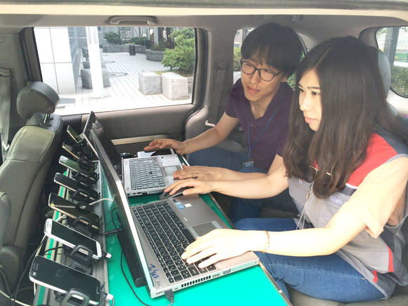 KT 직원들이 업링크 콤프 기술이 적용된 지역에서 LTE 품질을 점검하고 있다(사진 제공: KT)