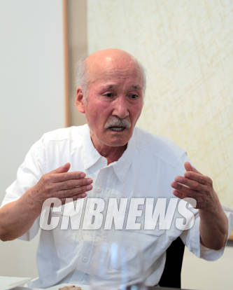 26일 서울 종로구 사간동 갤러리 현대 신관에서 진행된 '정상화 화백'개인전 설명회가 열렸다. 이날 함께한 정상화 화백이 자신의 작업 세계를 설명하고 있다.(사진=왕진오 기자)