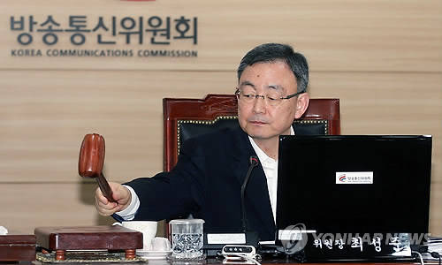 방통위 전체회의를 주재하는 최성준 방통위원장(사진: 연합뉴스)