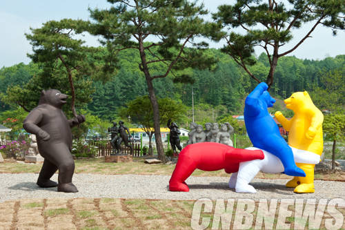 고정수, ‘말뚝박기 놀이’. 268×378×206cm, 공기조형물, 2014.