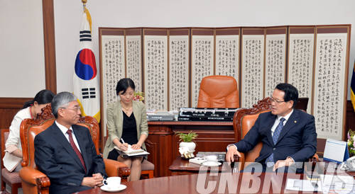 정의화 국회의장은 6월 27일 오전 의장집무실에서 취임 인사차 방문한 추궈홍(邱國洪) 주한중국대사를 접견하고 양국 간 의회협력강화를 포함한 우호협력관계 증진 방안에 대해 폭넓은 의견을 나눴다.(사진=국회)