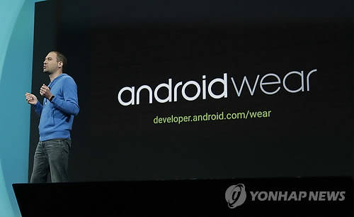 구글의 엔지니어링 담당 디렉터 데이비드 싱글턴이 25일 구글 I/O 2014 개발자 대회에서 '안드로이드 웨어'를 발표하고 있다(사진: 연합뉴스)