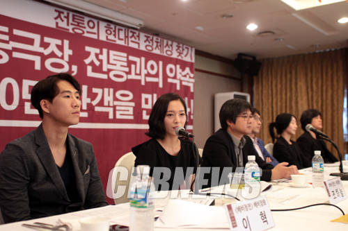 1일 서울 태평로 프레스센터에서 2014 정동극장 100만 관객을 만나다 언론설명회가 열렸다. 이날 함께한 정현욱 정동극장 극장장과 배비장전 출연진과 스텝들이 공연에 대해 설명하고 있다.(사진=왕진오 기자)