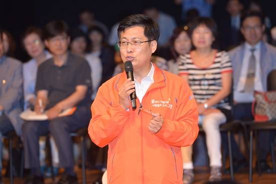 시민과 소통하는 자리를 마련해 취임식을 대신한 최성 고양시장이 시민들과 대화하고 있다.