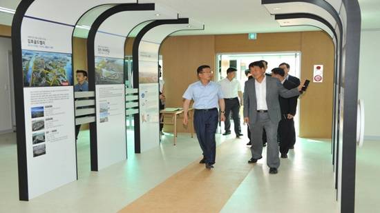 김포지하철 홍보관 개관식에 참석한 유영록 시장이 내부를 둘러보고 있다.