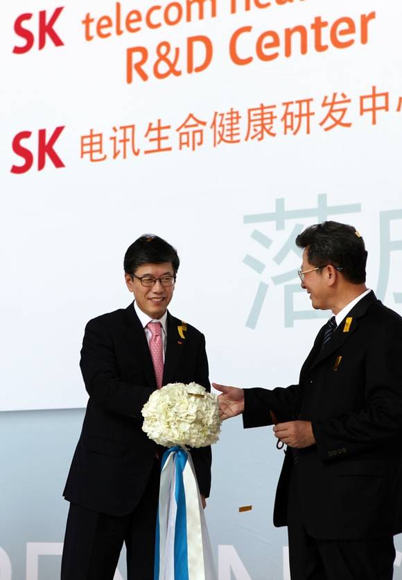 3일 SK텔레콤이 중국 심천에 ‘SK텔레콤 헬스케어 R&D센터’와 ‘SK심천메디컬센터’의 문을 열었다. 개소식에서 하성민 SK텔레콤 사장(왼쪽)과 천비아오 심천시 부시장이 악수를 나누고 있다(사진 제공: SK텔레콤)