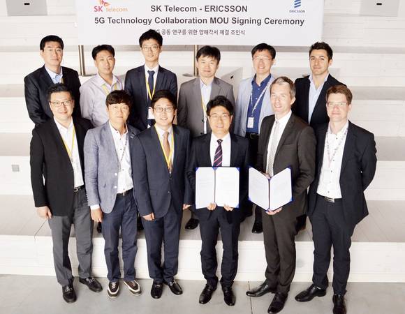 6일(현지시간) 스웨덴 스톡홀름에서 SK텔레콤의 박진효 네트워크 기술원장(앞줄 왼쪽서 4번째)과 에릭슨의 퍼 나빈거 개발총괄(앞줄 왼쪽서 5번째) 등 양사 관계자들이 MOU 체결 후 적극적 협력을 다짐했다(사진 제공: SK텔레콤)