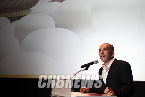 8일 서울 삼청로 국립현대미술관 서울관에서 국립현대미술관(관장 정형민), 현대카드(사장 정태영)가 공동 주최하는 '현대카드 컬처프로젝트 15_젊은 건축가 프로그램' 언론설명회가 열렸다. 이날 함께한 뉴욕현대미술관 페드로 가다뇨 큐레이터가 젊은 건축가 프로그램에 대해 설명하고 있다.(사진=왕진오 기자)