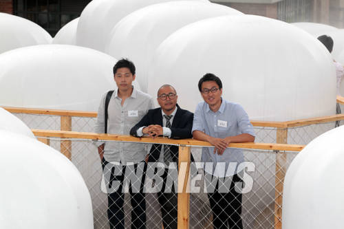 8일 서울 삼청로 국립현대미술관 서울관에서 국립현대미술관(관장 정형민), 현대카드(사장 정태영)가 공동 주최하는 '현대카드 컬처프로젝트 15_젊은 건축가 프로그램' 언론설명회가 열렸다. 이날 올해 프로그램의 건축가로 최종 선정된 프로젝트팀 '문지방'(최장원, 박천강, 권경민)이 '신선놀음'작품앞에서 포즈를 취하고 있다.(사진=왕진오 기자)