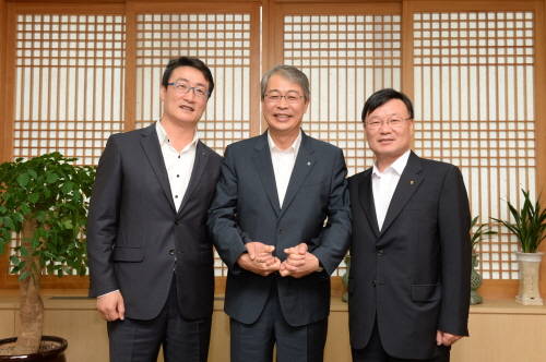 왼쪽부터 이재진 우리투자증권 노조위원장, 임종룡 농협금융지주 회장, 김원규 우리투자증권 사장(사진제공=농협금융)