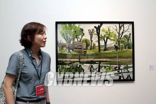 9일 오후 서울 신림동 서울대미술관에서 '가면의 고백'전 설명회가 열렸다. 이날 함께한 김아영 작가가 'CCTV에 담긴 죽음의 추격' 작품을 통해 매일 접하는 뉴스에 나오는 사실이 바로 다음날 사라지고 만다는 것을 설명하고 있다.(사진=왕진오 기자)