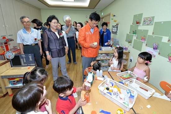 백송시립어린이집 개원식에서 최성 고양시장이 어린이집을 둘러보고 있다.