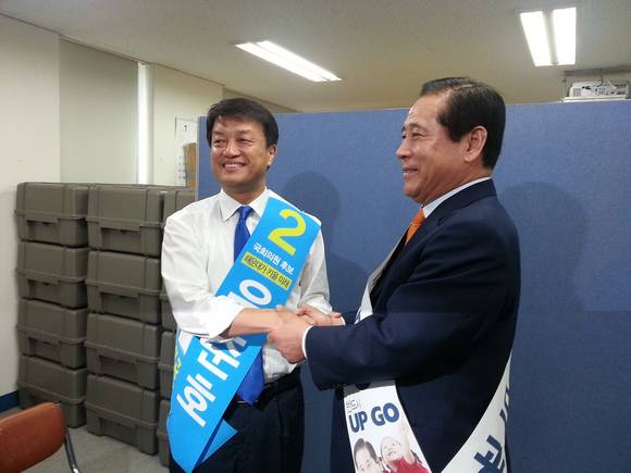 새정치민주연합 윤준호 후보(좌측)와 새누리당 배덕광 후보가 해운대기장갑 국회의원 재보선 후보 등록을 마치고, 기념촬영을 하고 있다.