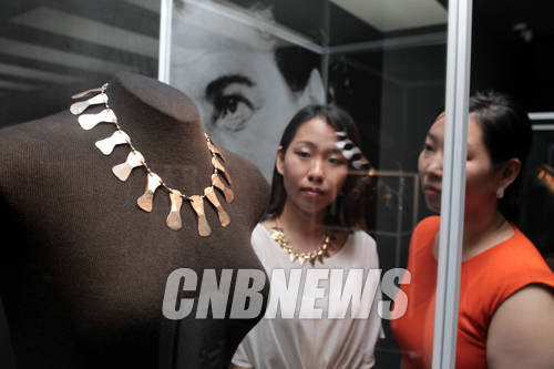 10일 서울 삼청로 국제갤러리 1관에 마련된 알렉산더 칼더의 주얼리 특별전을 통해 작품들이 공개됐다.(사진=왕진오 기자)