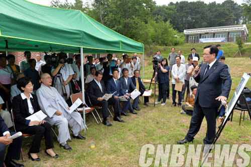 정의화 국회의장은 7월 12일 충청남도 아산 현충사와 유관순 열사 생가, 김시민 장군 유허지(遺虛址), 윤봉길 의사 생가, 수덕사, 김좌진 장군 생가를 차례로 방문해 순국선열을 기렸다.(사진=국회)