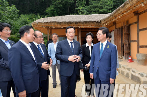 정의화 국회의장은 7월 12일 충청남도 아산 현충사와 유관순 열사 생가, 김시민 장군 유허지(遺虛址), 윤봉길 의사 생가, 수덕사, 김좌진 장군 생가를 차례로 방문해 순국선열을 기렸다.(사진=국회)