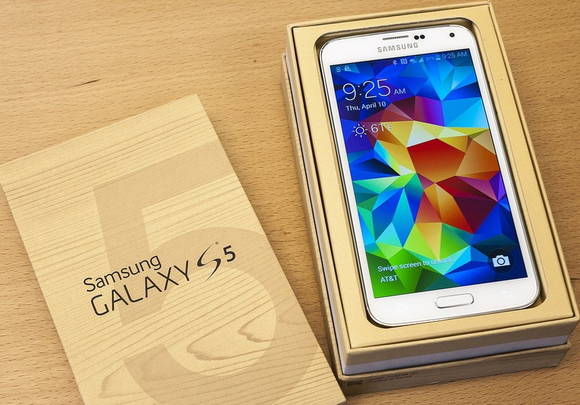 재활용 종이 포장재를 사용하는 등 친환경 노력으로 주요 5개국에서 친환경 인증을 획득한 삼성전자의 ‘갤럭시 S5’(사진 제공: 삼성전자)