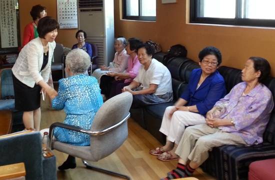 최봉순 부시장(맨왼쪽)이 무더위쉼터를 방문, 시설 등을 점검하는 등 민생을 챙기고 있다.