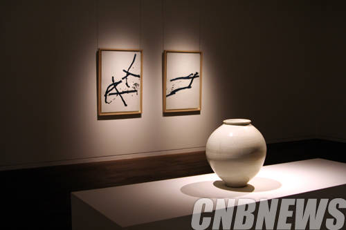 가나아트센터 '백자대호, 빛을 그리다'전시전경.