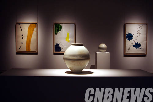 가나아트센터 '백자대호, 빛을 그리다'전시 전경.