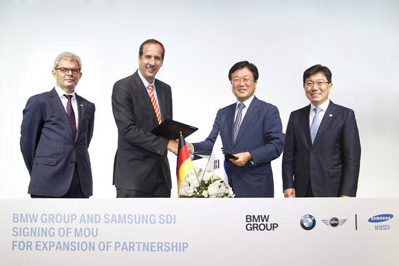 14일 인천 영종도 BMW 드라이빙 센터에서 BMW그룹이 삼성SDI와 전기차 배터리 셀 공급확대를 위한 양해각서(MOU)를 체결했다. 왼쪽부터 롤프 마파엘 주한 독일 대사, 클라우스 드래거 BMW 그룹 구매 총괄사장, 박상진 삼성SDI 사장, 윤상직 산업통상자원부 장관(사진 제공: BMW그룹코리아)