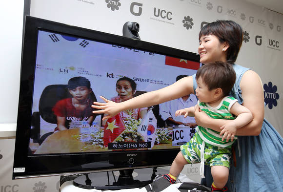 베트남 이주여성(오른쪽)이 15일 KT 동수원지사에서 화상회의시스템을 통해 베트남 현지에 있는 가족들과 이야기를 나누고 있다(사진 제공: KT)